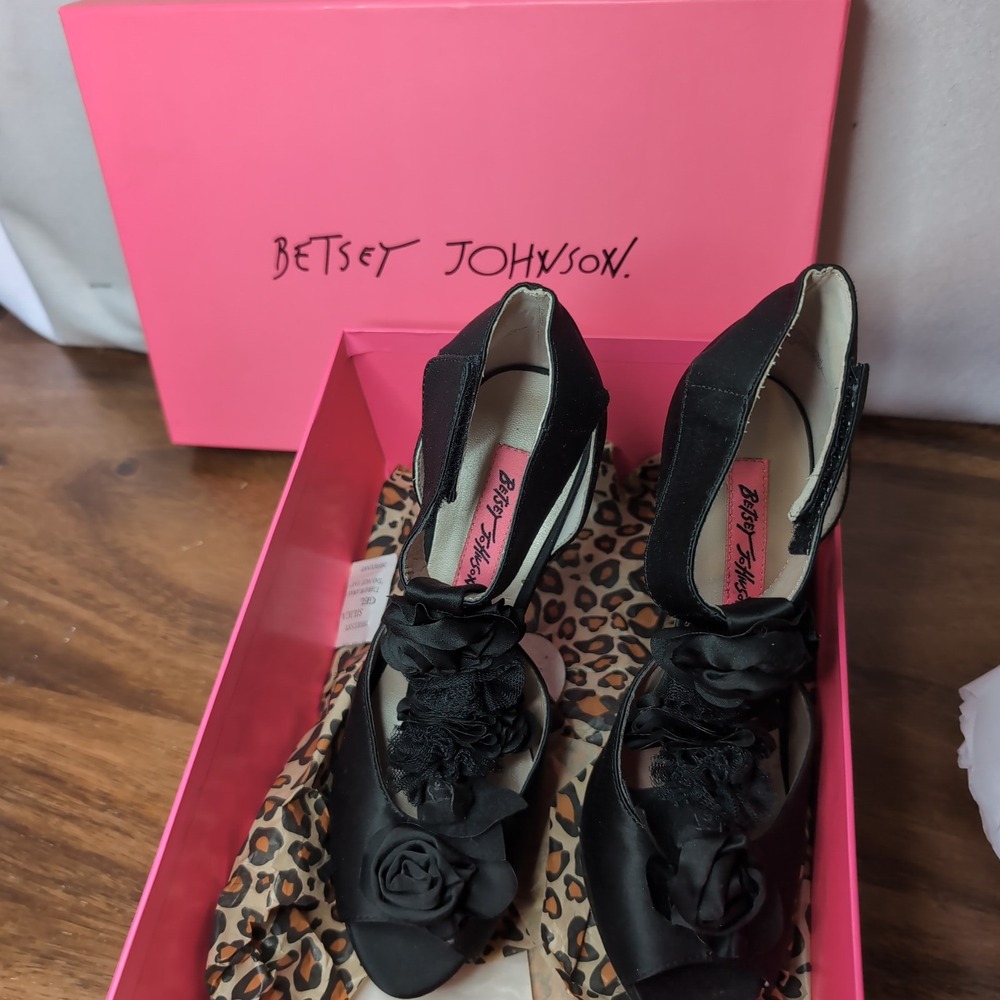 Betsey Johnson Florely Black Satin Floral Rosette Peep Toe Platform Heels 6